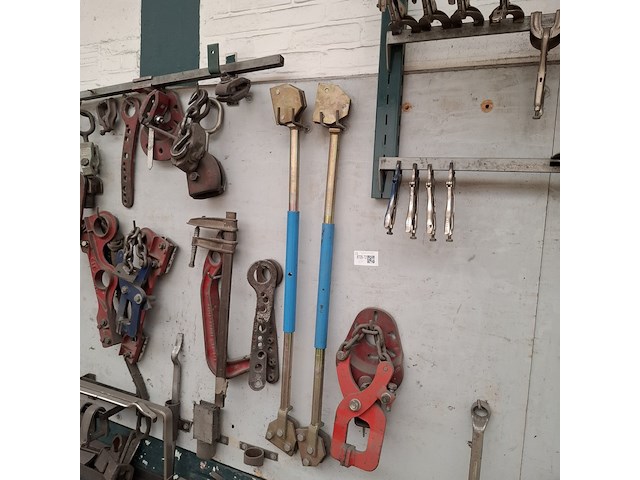 Divers richtbank en carrosserie-reparatieapparatuur op wandbord - afbeelding 9 van  33