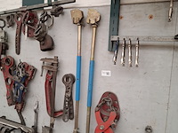 Divers richtbank en carrosserie-reparatieapparatuur op wandbord - afbeelding 9 van  33