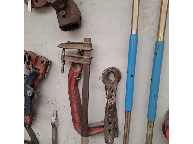Divers richtbank en carrosserie-reparatieapparatuur op wandbord - afbeelding 10 van  33