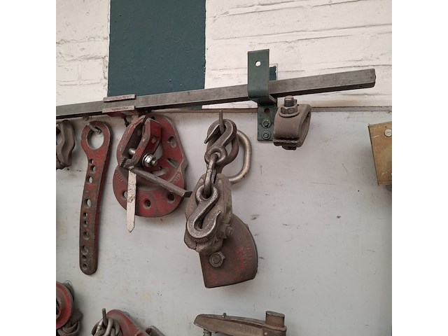 Divers richtbank en carrosserie-reparatieapparatuur op wandbord - afbeelding 11 van  33