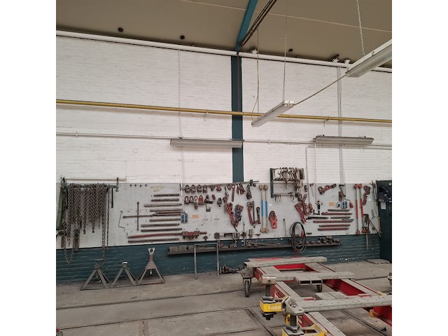 Divers richtbank en carrosserie-reparatieapparatuur op wandbord - afbeelding 1 van  33