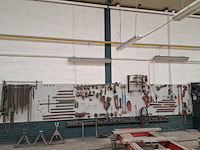 Divers richtbank en carrosserie-reparatieapparatuur op wandbord - afbeelding 1 van  33