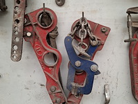 Divers richtbank en carrosserie-reparatieapparatuur op wandbord - afbeelding 13 van  33