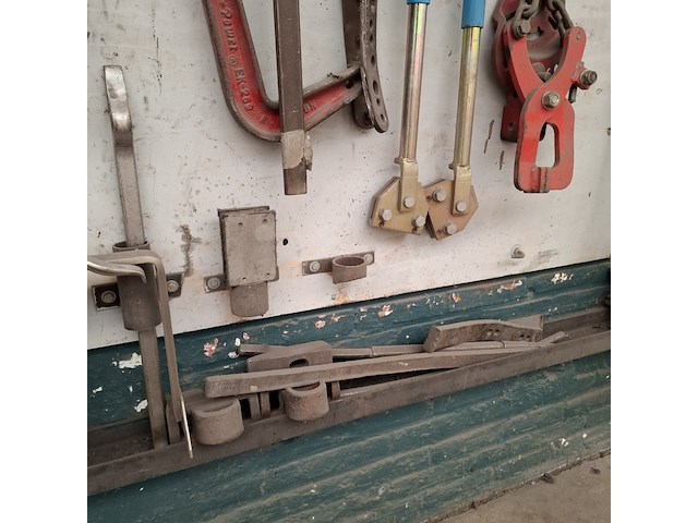Divers richtbank en carrosserie-reparatieapparatuur op wandbord - afbeelding 14 van  33