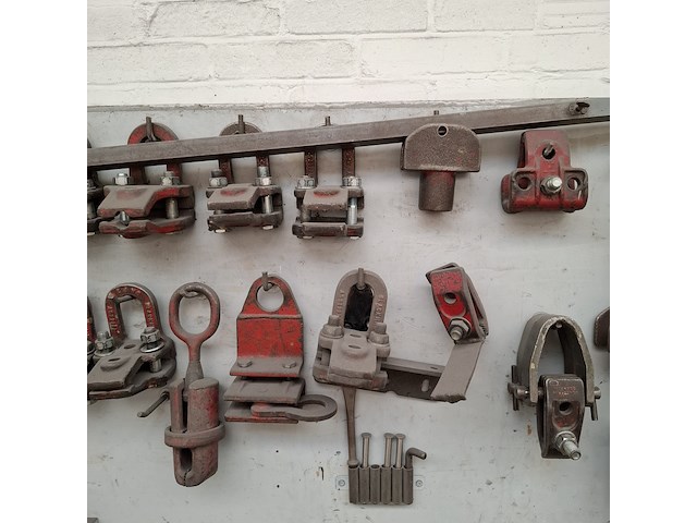Divers richtbank en carrosserie-reparatieapparatuur op wandbord - afbeelding 17 van  33