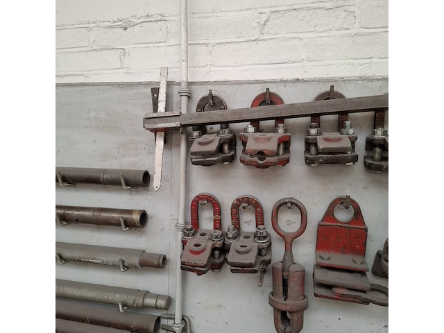 Divers richtbank en carrosserie-reparatieapparatuur op wandbord - afbeelding 18 van  33