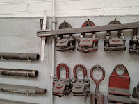 Divers richtbank en carrosserie-reparatieapparatuur op wandbord - afbeelding 18 van  33