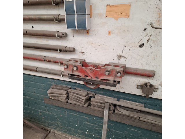 Divers richtbank en carrosserie-reparatieapparatuur op wandbord - afbeelding 19 van  33