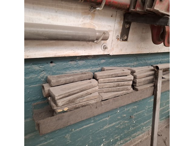 Divers richtbank en carrosserie-reparatieapparatuur op wandbord - afbeelding 20 van  33