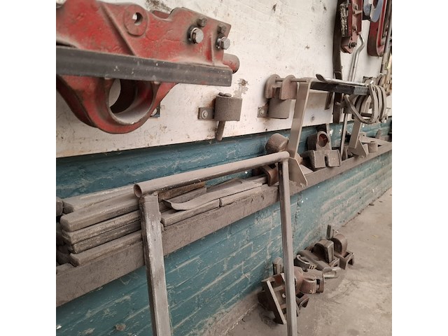 Divers richtbank en carrosserie-reparatieapparatuur op wandbord - afbeelding 21 van  33