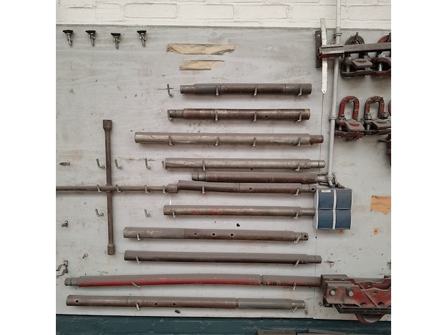 Divers richtbank en carrosserie-reparatieapparatuur op wandbord - afbeelding 22 van  33