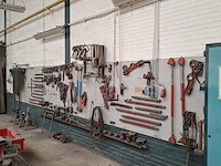 Divers richtbank en carrosserie-reparatieapparatuur op wandbord - afbeelding 12 van  33