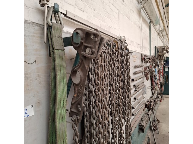 Divers richtbank en carrosserie-reparatieapparatuur op wandbord - afbeelding 25 van  33
