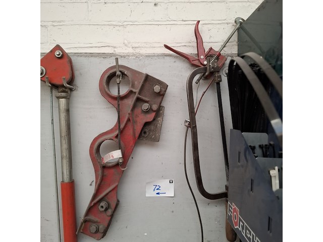Divers richtbank en carrosserie-reparatieapparatuur op wandbord - afbeelding 23 van  33