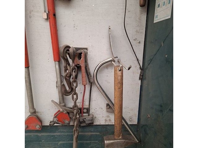 Divers richtbank en carrosserie-reparatieapparatuur op wandbord - afbeelding 28 van  33