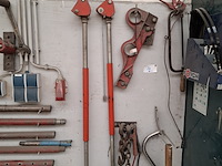 Divers richtbank en carrosserie-reparatieapparatuur op wandbord - afbeelding 29 van  33