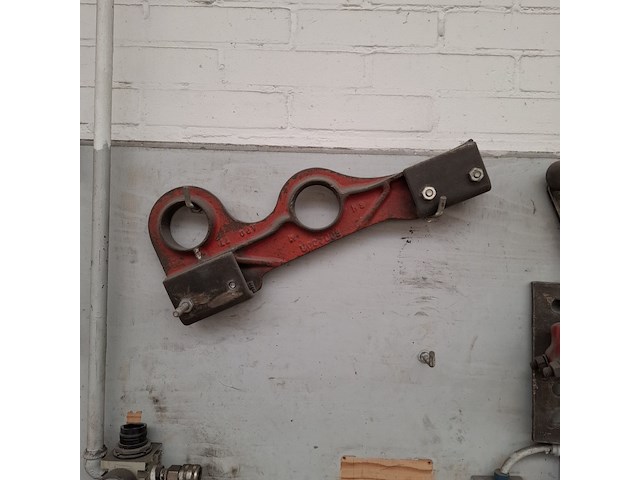 Divers richtbank en carrosserie-reparatieapparatuur op wandbord - afbeelding 31 van  33