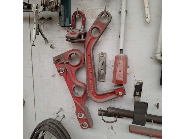 Divers richtbank en carrosserie-reparatieapparatuur op wandbord - afbeelding 33 van  33