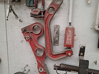Divers richtbank en carrosserie-reparatieapparatuur op wandbord - afbeelding 33 van  33