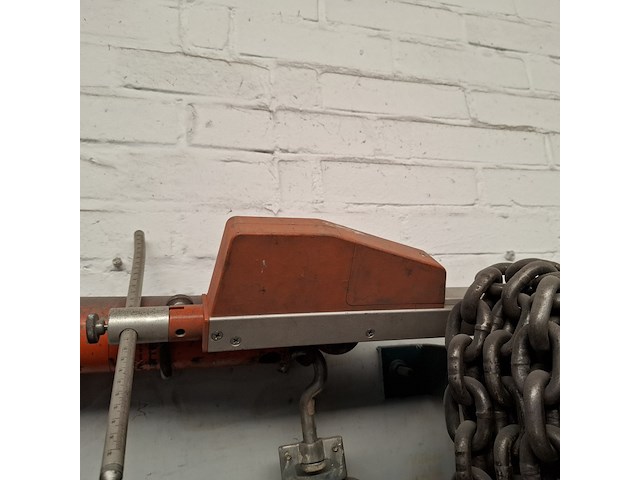 Divers richtbank en carrosserie-reparatiegereedschap op wandbord - afbeelding 2 van  19