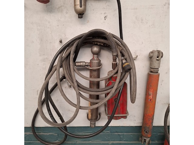 Divers richtbank en carrosserie-reparatiegereedschap op wandbord - afbeelding 3 van  19