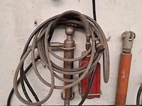 Divers richtbank en carrosserie-reparatiegereedschap op wandbord - afbeelding 3 van  19