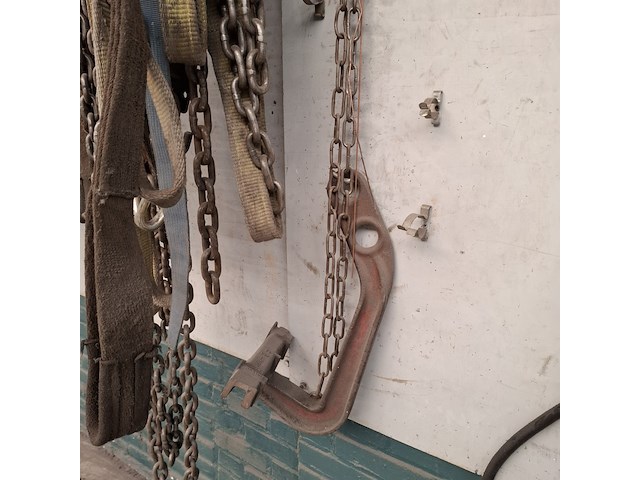 Divers richtbank en carrosserie-reparatiegereedschap op wandbord - afbeelding 4 van  19