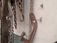 Divers richtbank en carrosserie-reparatiegereedschap op wandbord - afbeelding 4 van  19