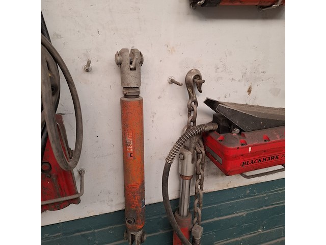 Divers richtbank en carrosserie-reparatiegereedschap op wandbord - afbeelding 5 van  19