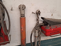 Divers richtbank en carrosserie-reparatiegereedschap op wandbord - afbeelding 5 van  19