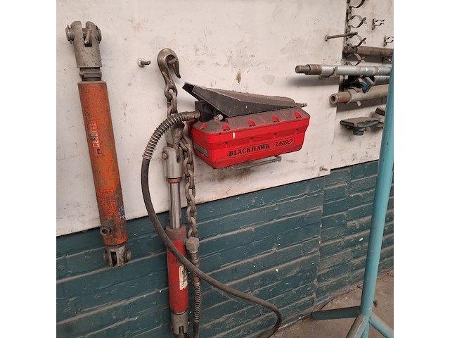 Divers richtbank en carrosserie-reparatiegereedschap op wandbord - afbeelding 6 van  19