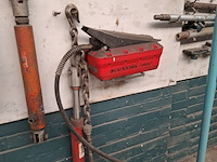 Divers richtbank en carrosserie-reparatiegereedschap op wandbord - afbeelding 6 van  19