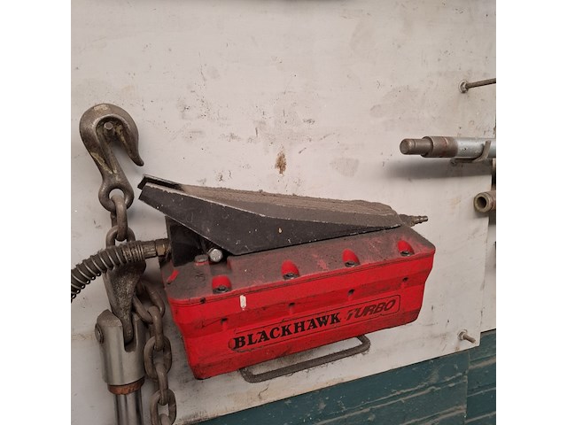 Divers richtbank en carrosserie-reparatiegereedschap op wandbord - afbeelding 7 van  19