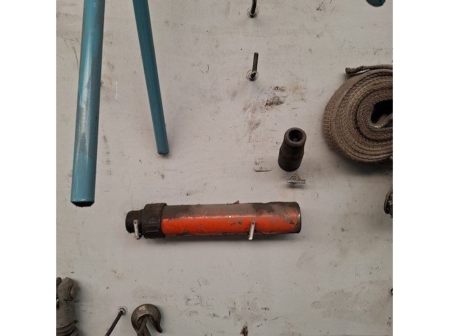 Divers richtbank en carrosserie-reparatiegereedschap op wandbord - afbeelding 8 van  19