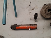 Divers richtbank en carrosserie-reparatiegereedschap op wandbord - afbeelding 8 van  19