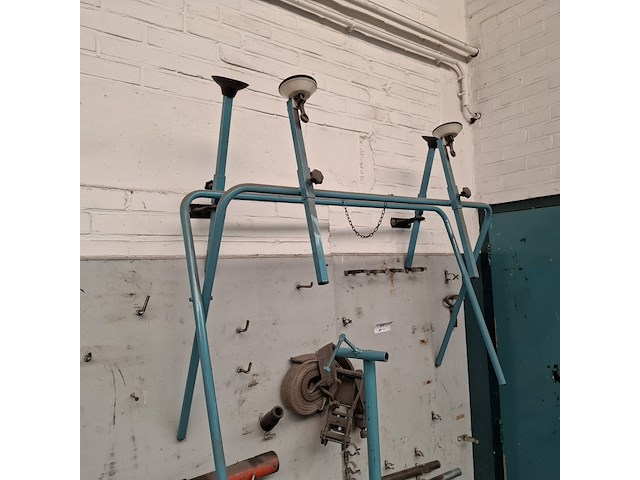 Divers richtbank en carrosserie-reparatiegereedschap op wandbord - afbeelding 9 van  19