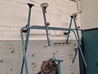 Divers richtbank en carrosserie-reparatiegereedschap op wandbord - afbeelding 9 van  19