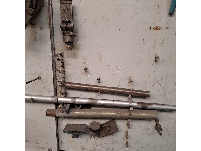 Divers richtbank en carrosserie-reparatiegereedschap op wandbord - afbeelding 10 van  19