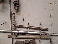 Divers richtbank en carrosserie-reparatiegereedschap op wandbord - afbeelding 10 van  19