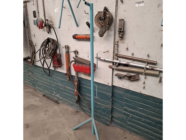 Divers richtbank en carrosserie-reparatiegereedschap op wandbord - afbeelding 11 van  19