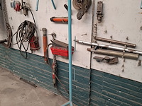Divers richtbank en carrosserie-reparatiegereedschap op wandbord - afbeelding 11 van  19