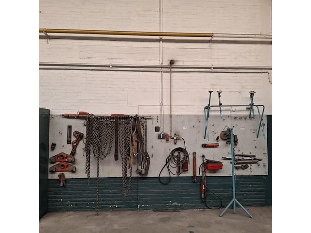Divers richtbank en carrosserie-reparatiegereedschap op wandbord - afbeelding 1 van  19