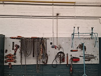 Divers richtbank en carrosserie-reparatiegereedschap op wandbord - afbeelding 1 van  19