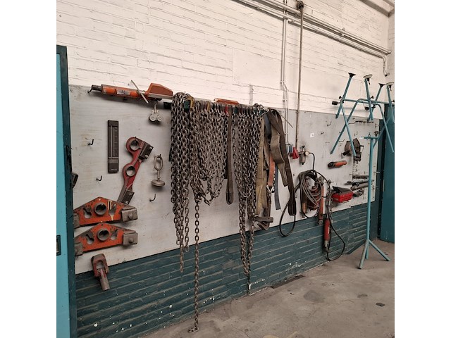 Divers richtbank en carrosserie-reparatiegereedschap op wandbord - afbeelding 12 van  19