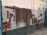 Divers richtbank en carrosserie-reparatiegereedschap op wandbord - afbeelding 12 van  19