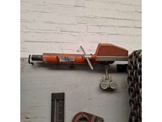 Divers richtbank en carrosserie-reparatiegereedschap op wandbord - afbeelding 13 van  19