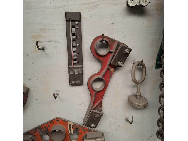 Divers richtbank en carrosserie-reparatiegereedschap op wandbord - afbeelding 14 van  19