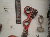 Divers richtbank en carrosserie-reparatiegereedschap op wandbord - afbeelding 14 van  19