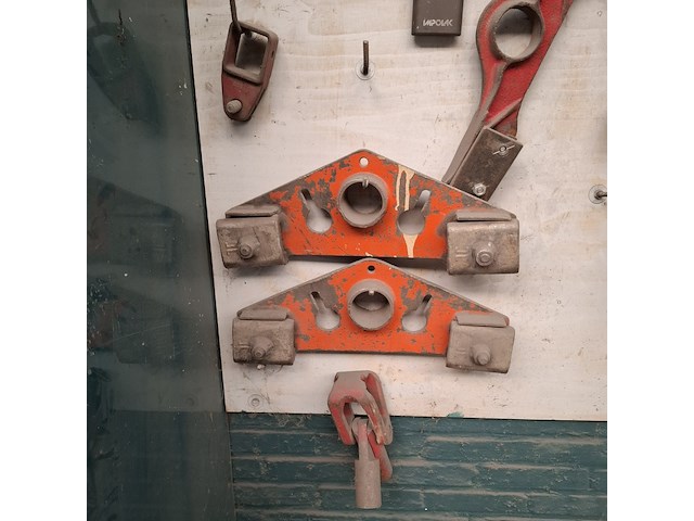 Divers richtbank en carrosserie-reparatiegereedschap op wandbord - afbeelding 15 van  19
