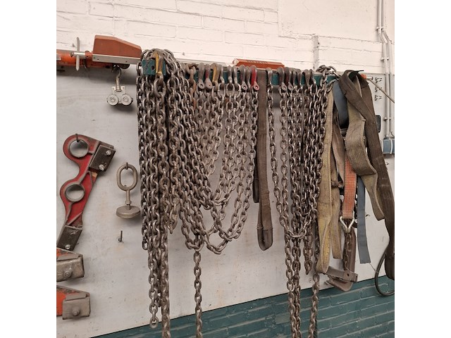 Divers richtbank en carrosserie-reparatiegereedschap op wandbord - afbeelding 16 van  19